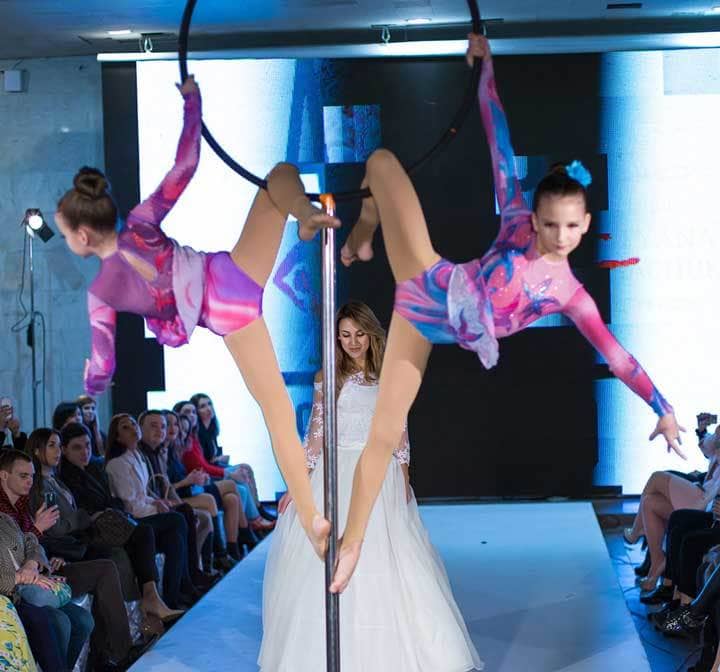 Воздушное кольцо (aerial ring – hoop – lyra) и показ мод. Зрелищный и модный вид спорта – воздушная гимнастика.