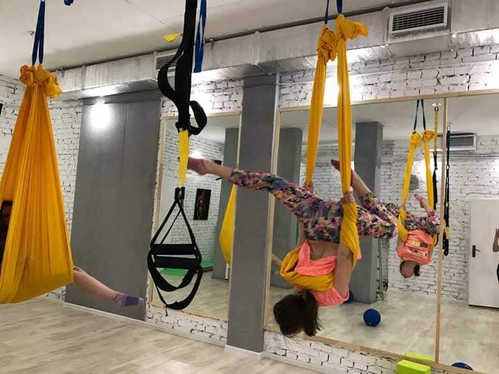 Флай йога (Fly Yoga), или воздушная (антигравитационная) йога в ALEKSA Studio – Киев, Позняки и Демиевка (Голосеево)